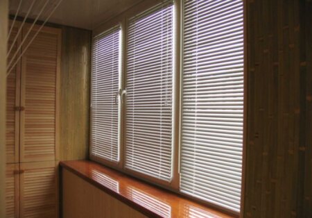 Как выбрать идеальные жалюзи для балкона: секреты стиля и уюта